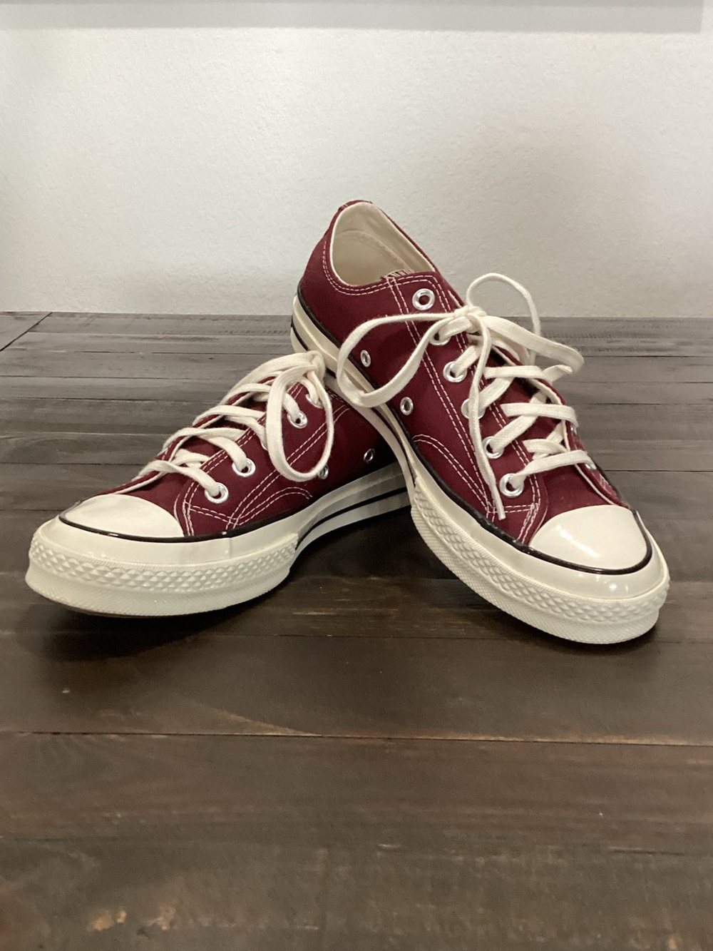 Converse Mens Low-Top Sneakers in Burgundy with White Accents